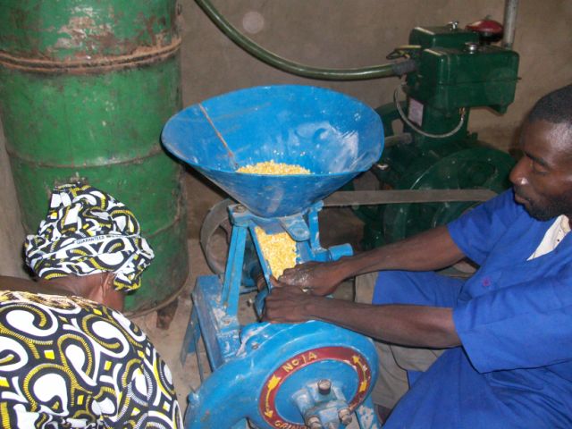Instalación de molino de cereales para las 106 familias de las viudas de Samanko, Bamako